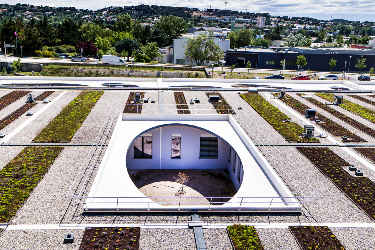 Travaux de végétalisation de toiture sur l'Hôpital d’Alès-Cévennes, Nîmes, Gard